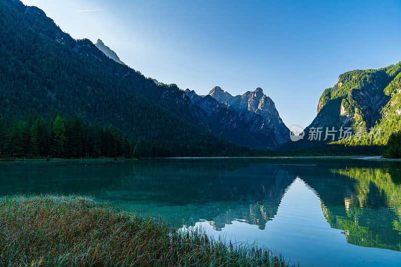 Lago di Dobbiaco (Oblacher See, The Toblacher See) 的日出